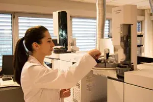 Natural Pharmaceuticals Melatonina Laboratorijos technikė atlieka automatizuotą cheminį analizatorių tyrimą laboratorijoje.