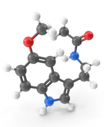 Natural Pharmaceuticals Melatonina Molekulinio modelio struktūra su anglies, vandenilio, azoto ir deguonies atomais baltais, juodais, mėlynais ir raudonais rutuliais.