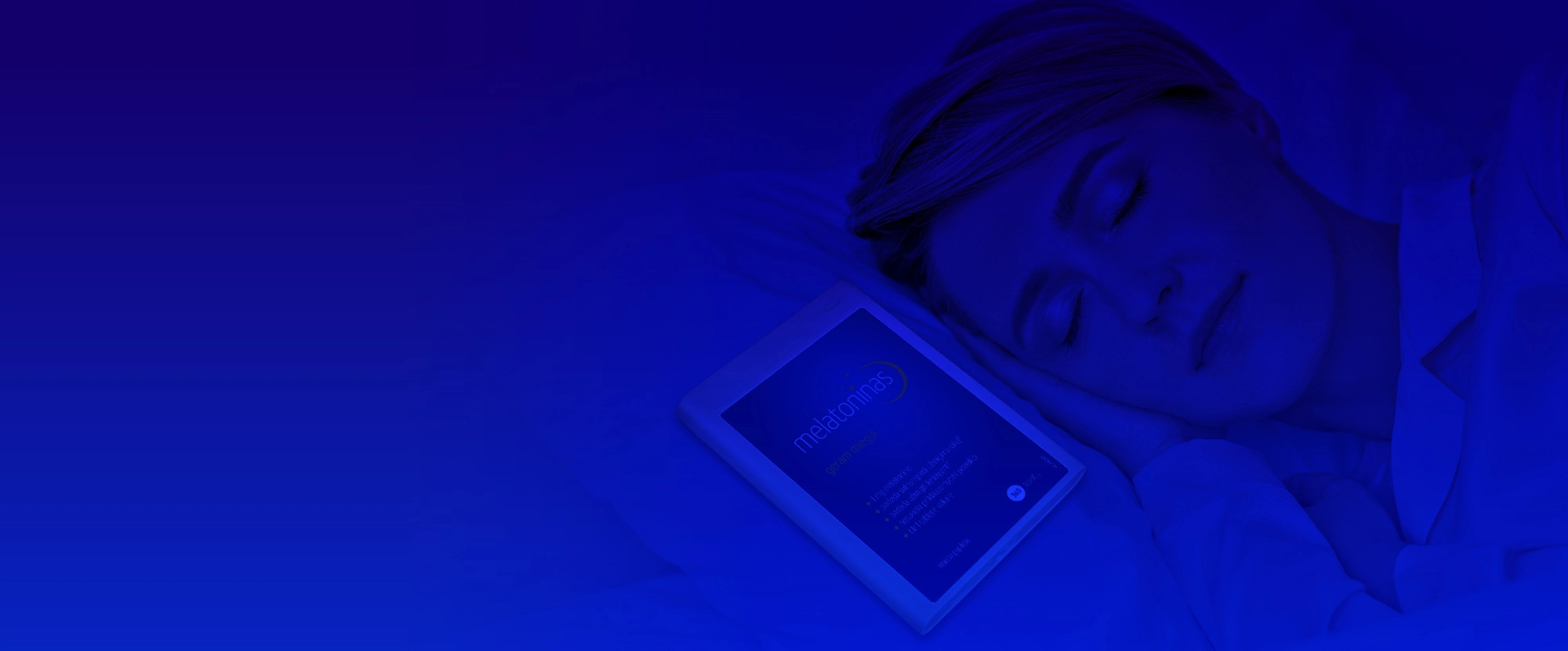 Natural Pharmaceuticals Melatonina Nuotraukoje matomas žmogus, miegantis ant šono, užsimerkęs ir su ramiu veidu. Šalia jo, ant pagalvės, guli melatonino papildų pakuotė. Visą sceną apšviečia intensyvi mėlyna šviesa, kuri pabrėžia naktinę, mieguistą nuotraukos atmosferą.